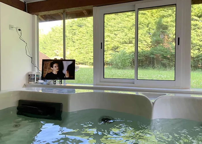 Pensjonat Maison Piscine & Jacuzzi Saint-Germain-des-Fosses